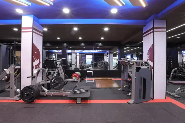 Plate-loaded machines and barbell area - Incline Fitness, Mazgaon